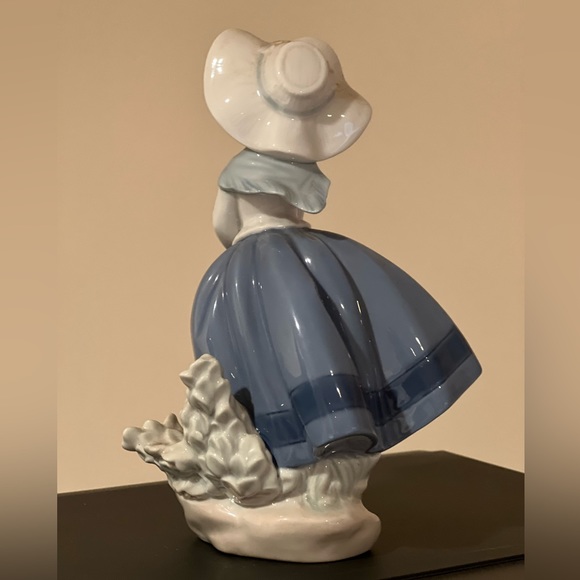 Lladro Collectible Figurine, Pretty Pickings #5222 SKU: 01005222 Made In Spain - Picture 4 of 5